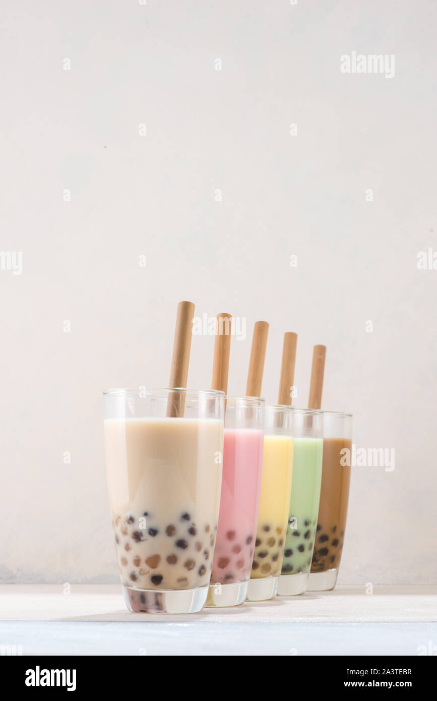 Varie aromatizzati buble tè o boba tè con cannucce su sfondo bianco Foto Stock
