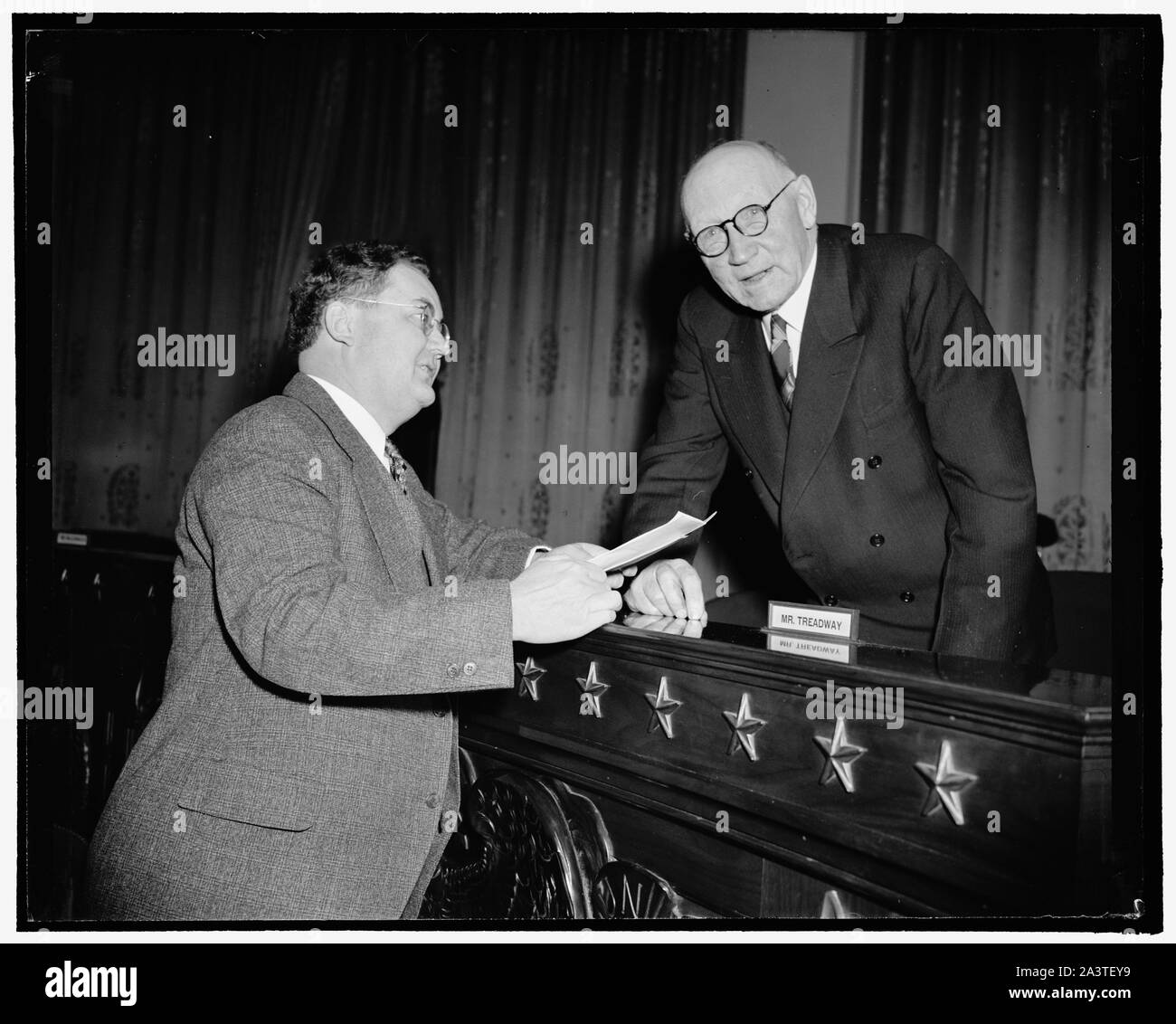 Rappresentante del Texas Parlare su la sua pensione di bill. Washington D.C., Feb. 3. Rappresentante Wright Patman, Texas, qui rappresentato con Robert L. Doughton, presidente della casa modi e mezzi Comitato, oggi ha raccontato brevemente il comitato della sua bill, H.R. 105, introdotto Gen 3, per fornire 30 dollari al mese per le persone ammissibili oltre 65, da fondi federali. Patman è stata seguita da Arthur Johnson, Presidente del benessere generale Federation of America, 2-3-39 Foto Stock