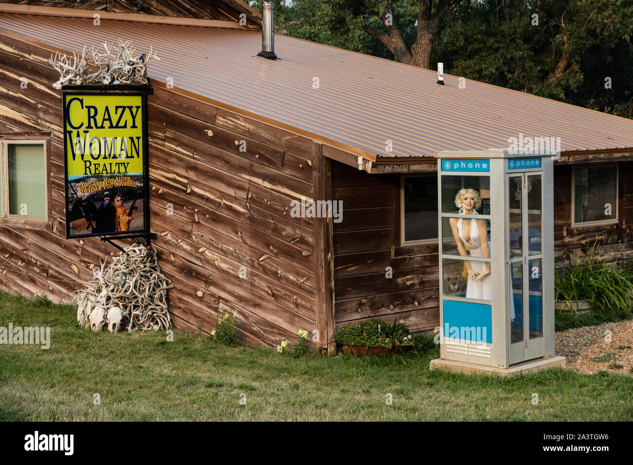 Né il leggendario film di star Marilyn Monroe né una donna pazzesca, ma piuttosto un manichino lookalike all'interno di un vecchio pay-cabina telefonica presso il Crazy donna immobiliare in ufficio Hulett, Wyoming Foto Stock