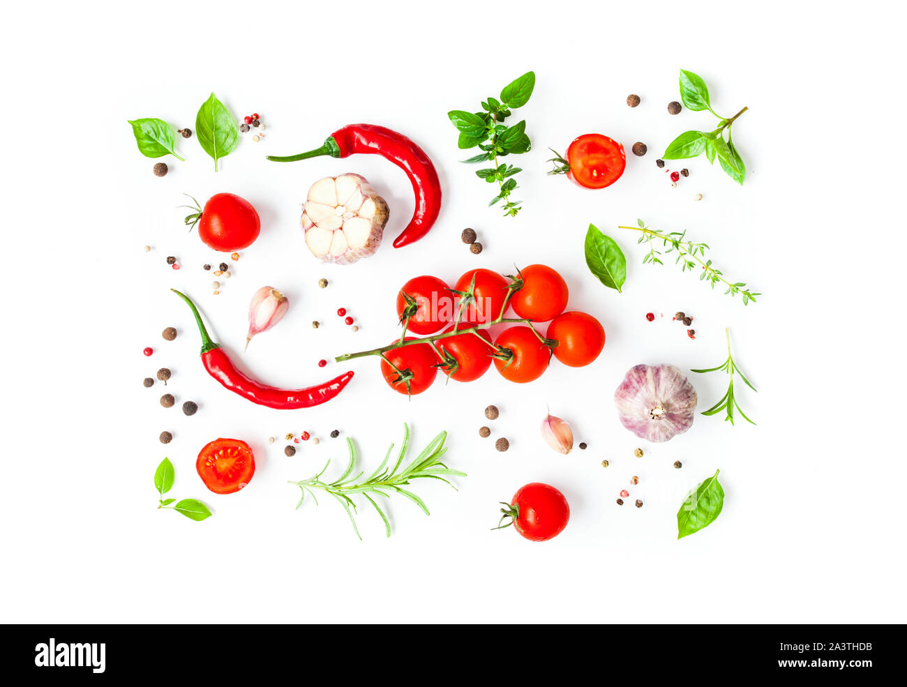 Vista dall'alto di pomodori ciliegia e erbe verdi Foto Stock