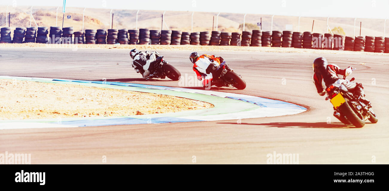 La concorrenza, moto racer corse su una pista di sport Foto Stock