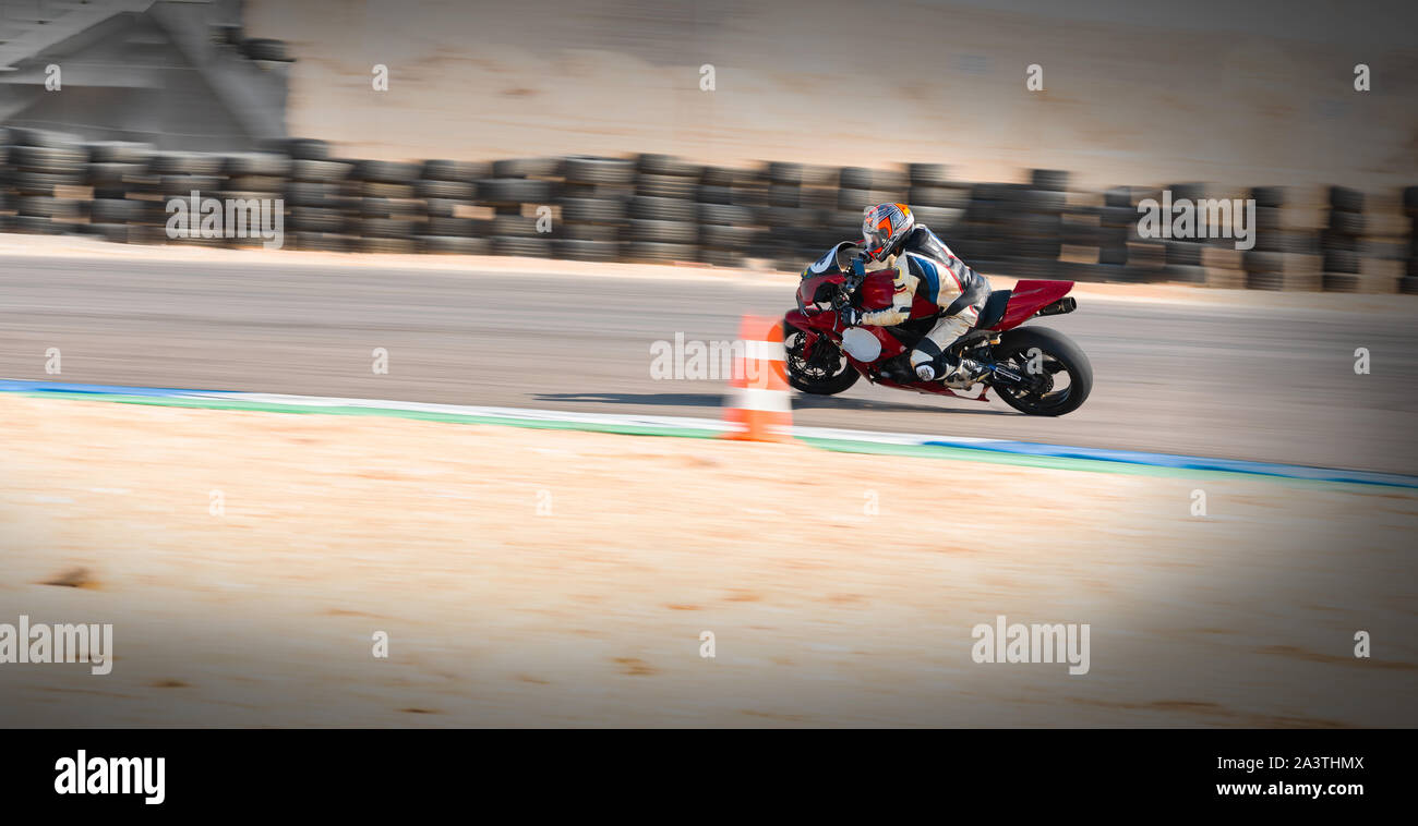 La concorrenza, moto racer corse su una pista di sport Foto Stock