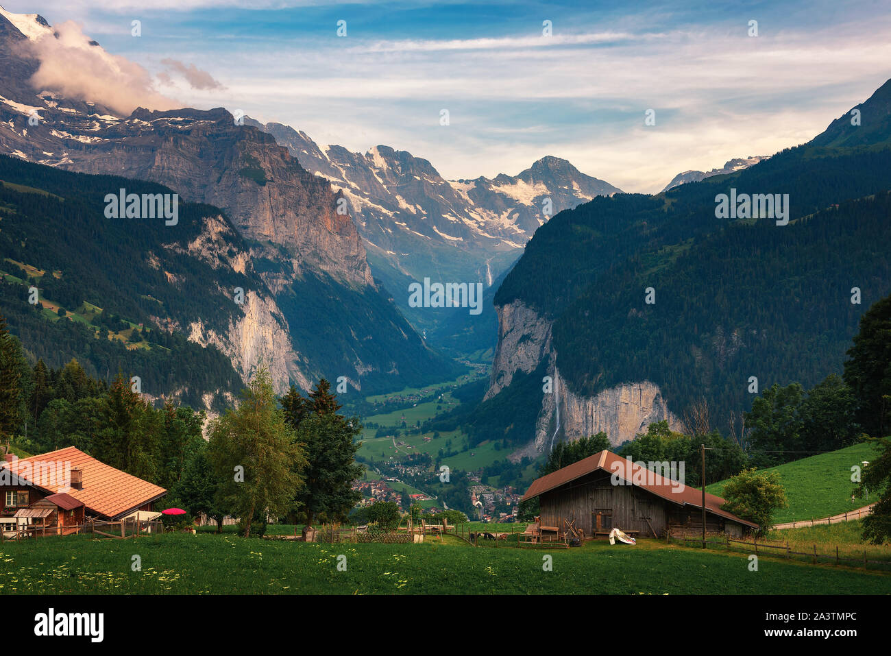 Valle di Lauterbrunnen nelle Alpi Svizzere visto dal villaggio alpino di Wengen Foto Stock