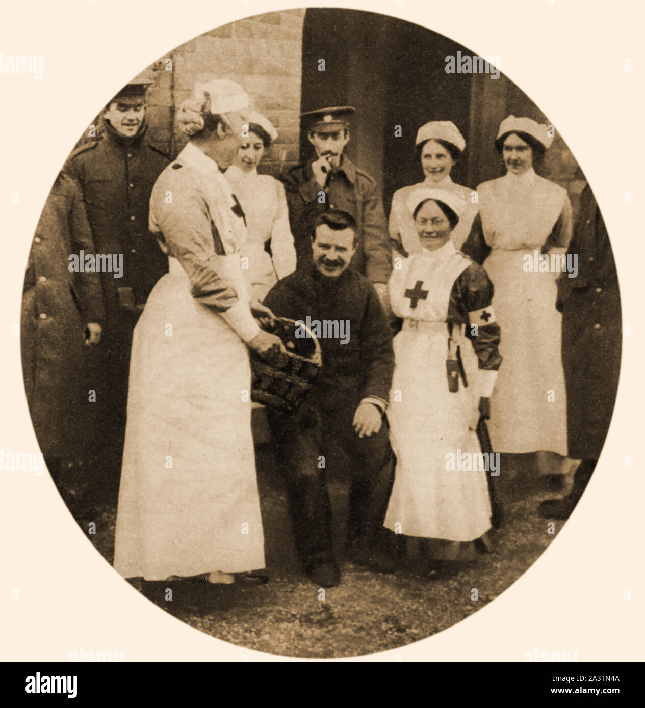 La prima guerra mondiale - Bandsman T.E. Rendle (1884-1946) del Duca di Cornovaglia la fanteria leggera fotografato con infermieri e colleghi (a Exeter Hospital) dopo essersi aggiudicato la Victoria Cross (VC) medaglia, Gran Bretagna il più alto premio militare, per il coraggio . Foto Stock