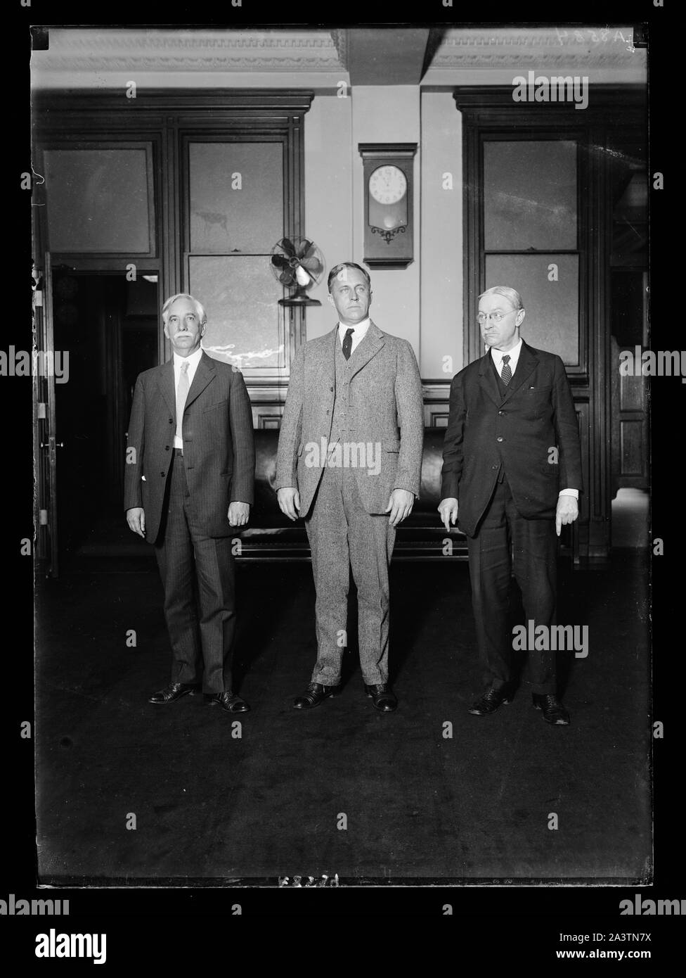 La Amer. delegati al Congresso Postale Universale che si riunisce a Stoccolma, Svezia, Luglio 4th, 1924. Lft. a rt.: Jos. Stewart, Chmn. della delegazione e Executive Asst. al postmaster gen. E.R. Bianco, Asst speciale. al 2° Asst. Postmaster gen., e Edwin Sands, sovrintendente di stranieri di mail. Essi navigherà il Leviatano, Giugno xiv Foto Stock