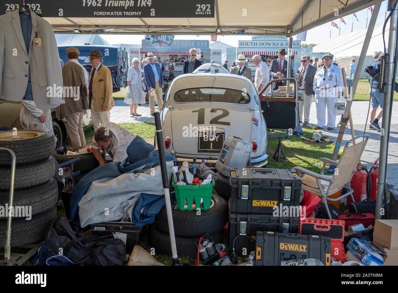 Una scena del Goodwood, uno spettacolo unico di stile di vita, moda, motoristica e divertimento da anni quaranta anni cinquanta e sessanta Foto Stock