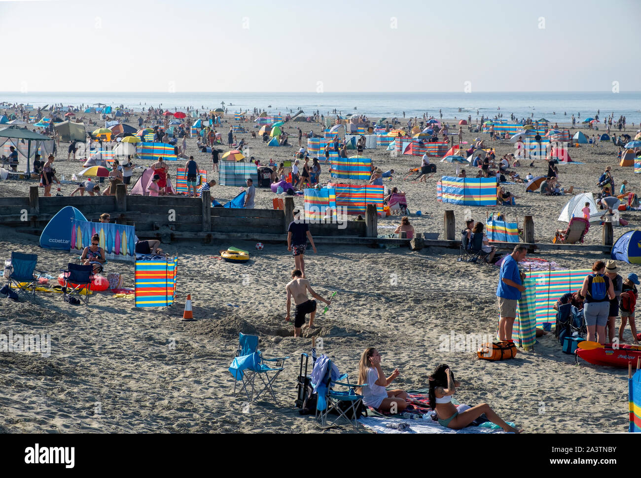 West Wittering spiaggia su una banca di agosto weekend di vacanza con i vacanzieri godere il sole e sabbia. Foto Stock