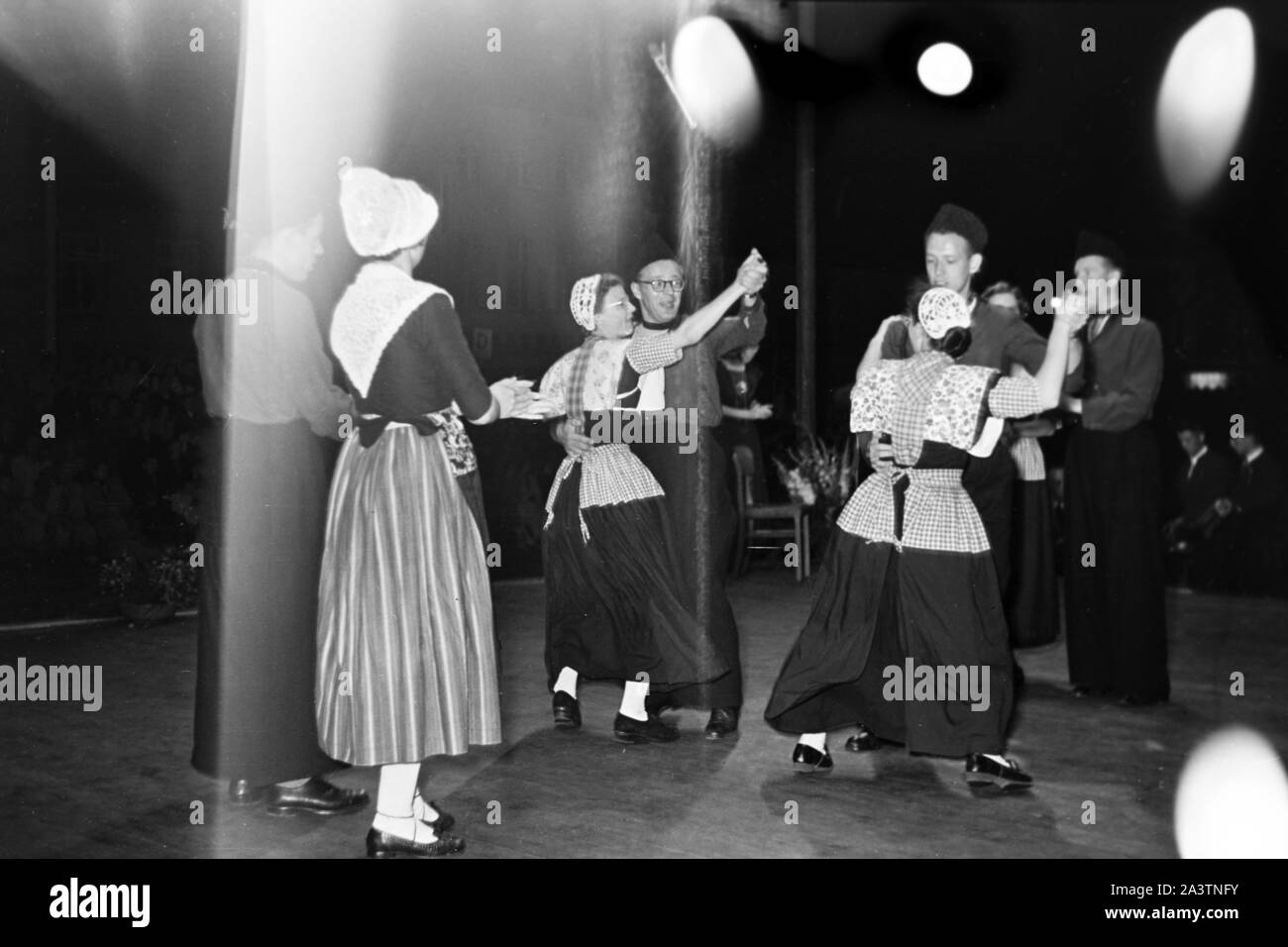 Tanzende Pärchen beim Volksfest, Schleswig-Holstein, Deutschland, 1960er Jahre. Il gruppo di musica da ballo presso il Volksfest, Schleswig-Holstein, Germania, 1960s. Foto Stock