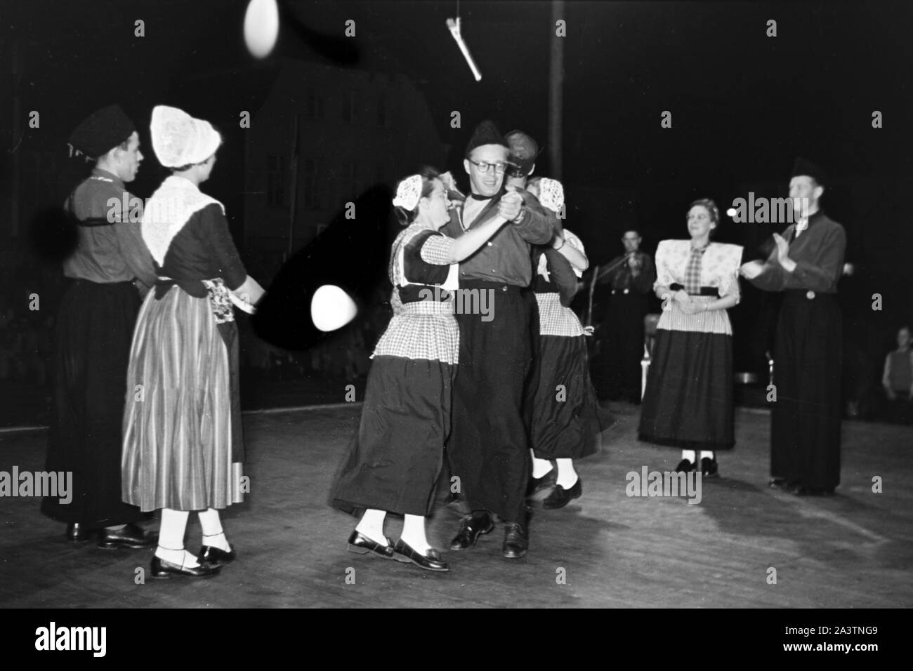 Tanzende Pärchen beim Volksfest, Schleswig-Holstein, Deutschland, 1960er Jahre. Il gruppo di musica da ballo presso il Volksfest, Schleswig-Holstein, Germania, 1960s. Foto Stock
