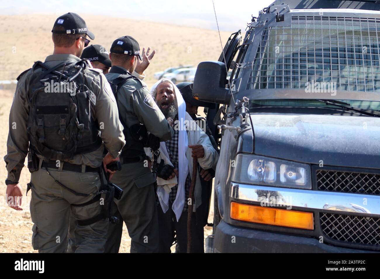 Il 9 ottobre 2019, Hebron, West Bank, Territorio palestinese: un uomo palestinese tafferugli con le forze israeliane come si preparano a demolire palestinese case di fortuna a sud di Yatta, nella zona meridionale della Cisgiordania città di Hebron, il 10 ottobre 2019 così come essi sono stati presumibilmente costruito senza autorizzazione israeliana nella ''Area C''. ''Area C' è un tratto di terra la contabilità per il sessanta per cento della Cisgiordania oltre che Israele ha il controllo sotto i termini degli accordi di Oslo firmati tra Israele e i palestinesi negli anni novanta. È estremamente difficile per i palestinesi di ricevere permessi di costruzione Foto Stock