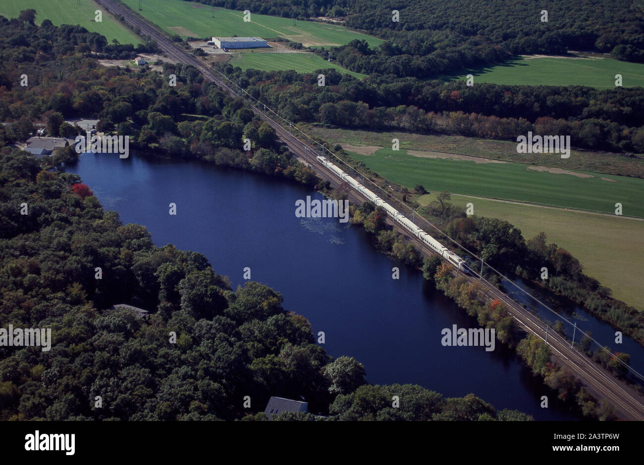 L'Amtrak Acela treno ad alta velocità facendo una corsa di prova attraverso la Nuova Inghilterra prima che esso sia messo in servizio Foto Stock