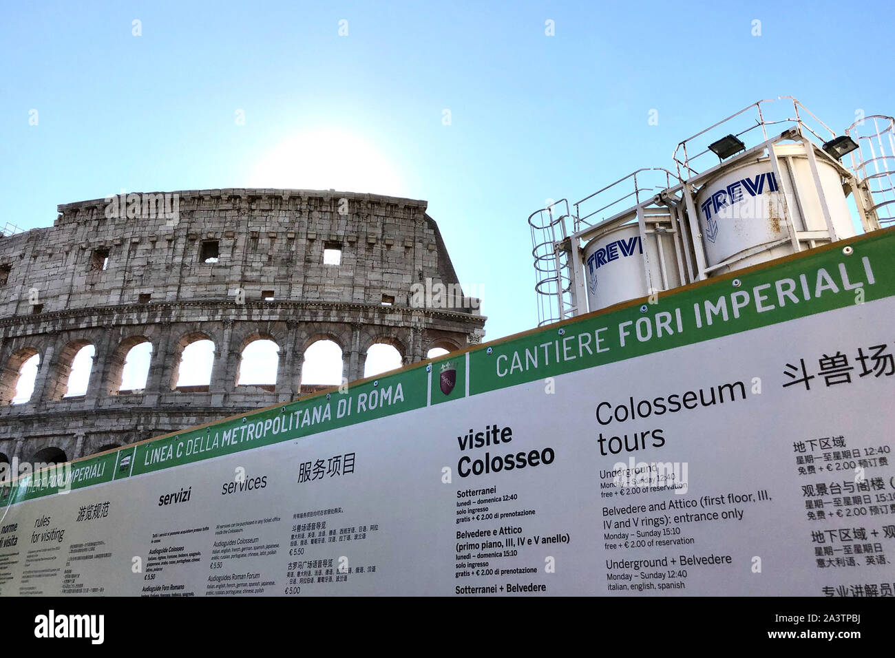 09 ottobre 2019, l'Italia, Rom: un sito in costruzione per firmare il nuovo metro C linea della metropolitana si trova di fronte al Colosseo. Non solo i tesori archeologici sono nascoste sotto la Roma Antica Fori Imperiali. Due enormi tunnel boring machines sono ora bloccato in sotterraneo. Il motivo è la città nella lotta per la costruzione di una nuova linea di metropolitana. Il progetto iniziale di sezione di Metro C tra il Colosseo e la centrale Piazza Venezia è stato posto su ghiaccio per il momento. La società pubblica che sovrintende la costruzione è sull'orlo del fallimento. (A DPA: "perforatura macchine 'buried' sotto Roma - forum Foto Stock