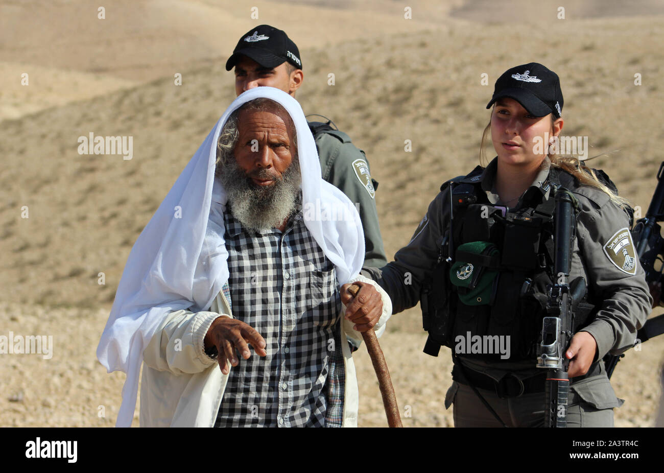 Il 9 ottobre 2019, Hebron, West Bank, Territorio palestinese: un uomo palestinese tafferugli con le forze israeliane come si preparano a demolire palestinese case di fortuna a sud di Yatta, nella zona meridionale della Cisgiordania città di Hebron, il 10 ottobre 2019 così come essi sono stati presumibilmente costruito senza autorizzazione israeliana nella ''Area C''. ''Area C' è un tratto di terra la contabilità per il sessanta per cento della Cisgiordania oltre che Israele ha il controllo sotto i termini degli accordi di Oslo firmati tra Israele e i palestinesi negli anni novanta. È estremamente difficile per i palestinesi di ricevere permessi di costruzione Foto Stock