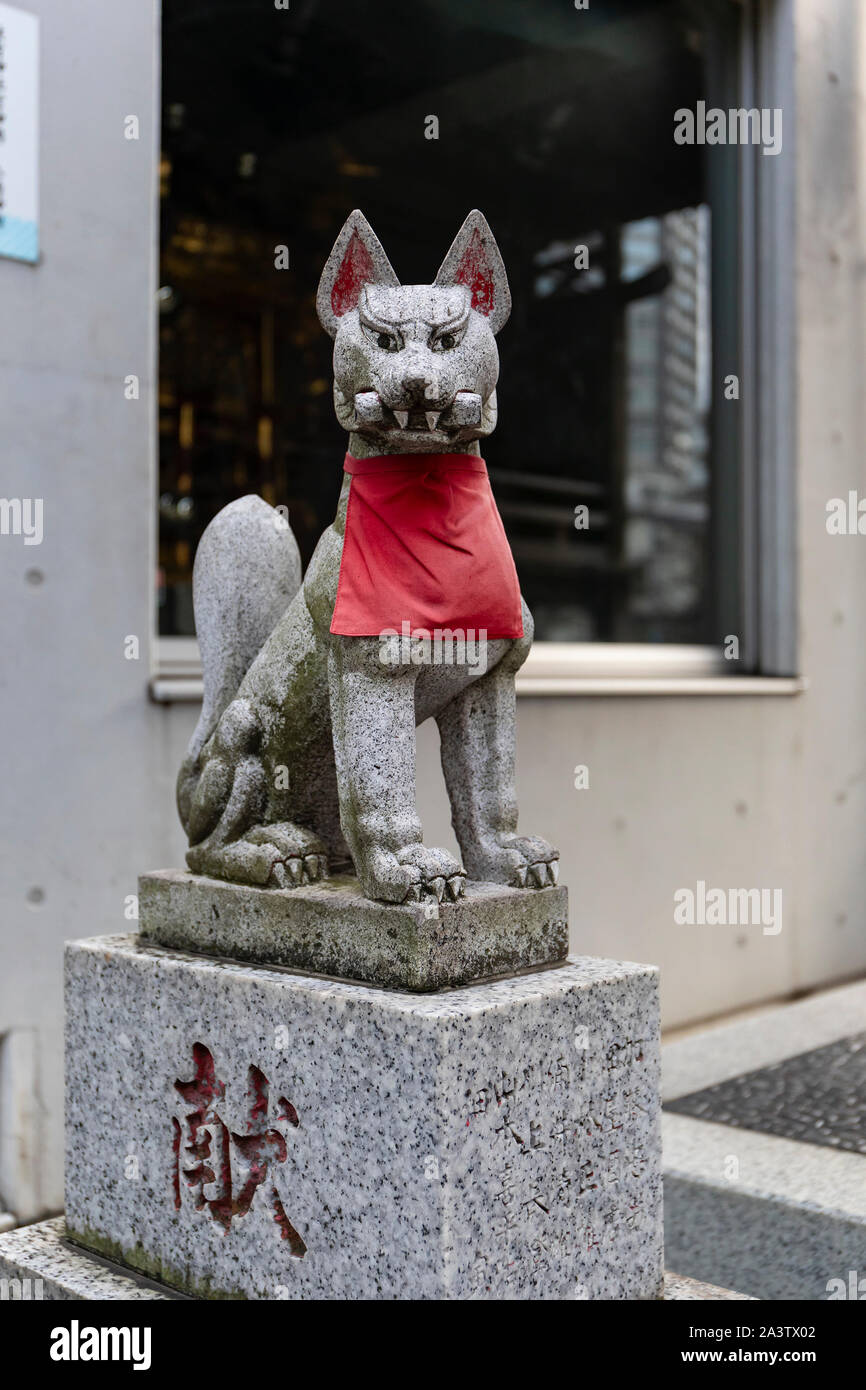 Tokyo, Giappone - 31 ottobre 2018: una statua di Kitsune, la volpe, tenendo un messaggio nella sua bocca, in una strada a Tokyo in Giappone Foto Stock