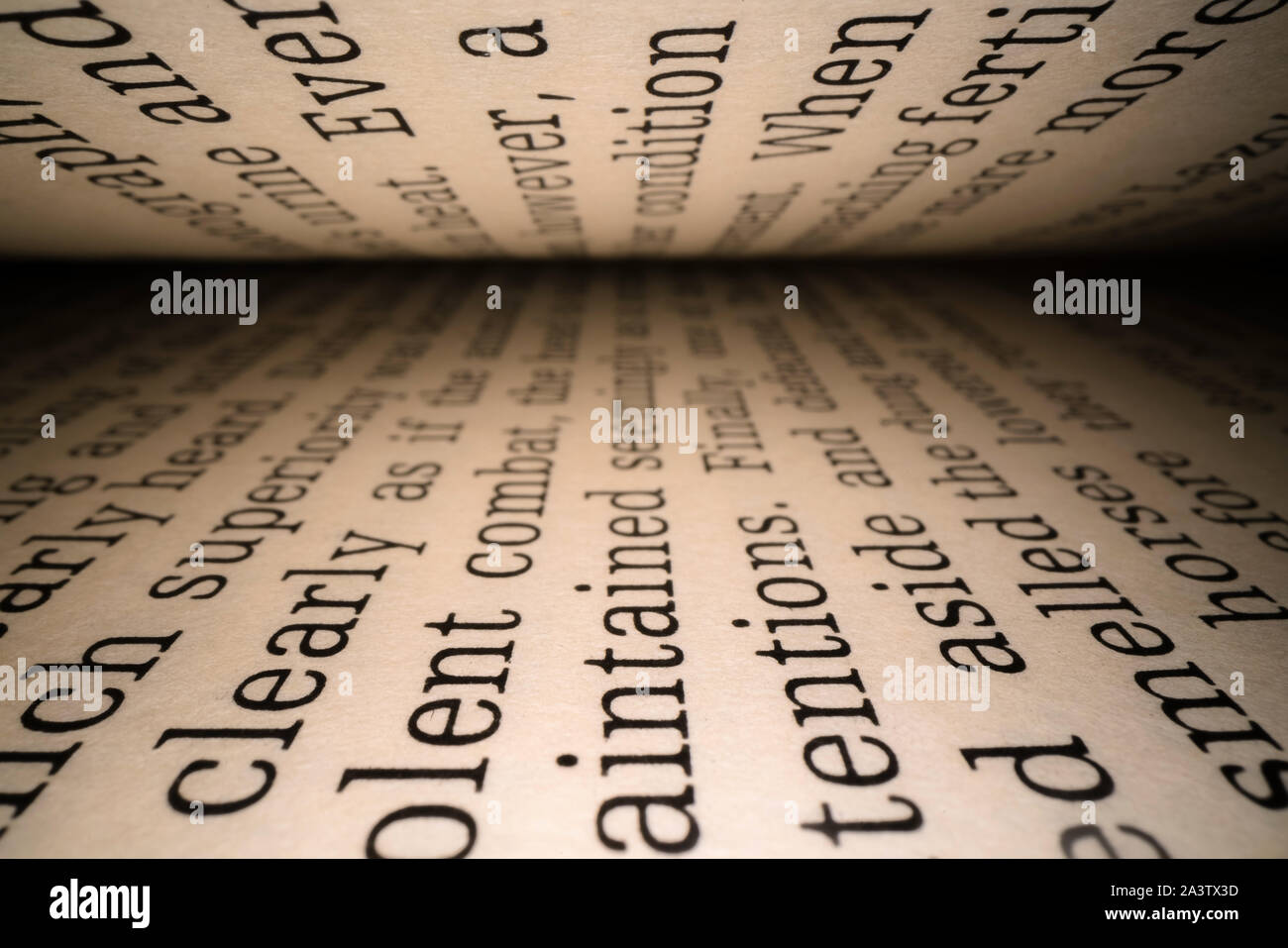All'interno del libro concetto. Lettere Latine e parole su un libro aperto con nero lo sfondo drammatico. Istruzione, del concetto di conoscenza Foto Stock