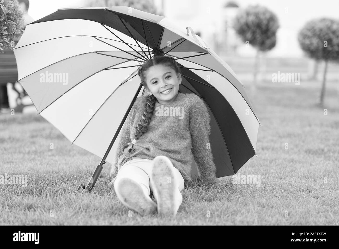 Bambino con ombrello sotto la pioggia Foto e Immagini Stock in Bianco e  Nero - Pagina 2 - Alamy
