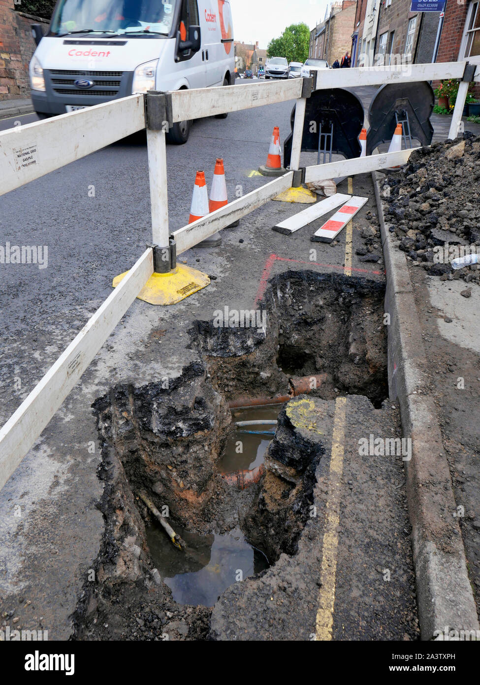 NEWS UK: Giorno 3 - Gas Cadent gli ingegneri che lavorano per fissare la fornitura di gas alle Wirksworth, Derbyshire come si era interrotta a 1000 - 1500 case durante un burst la rete idrica allagato il sistema di alimentazione di gas. Foto Stock