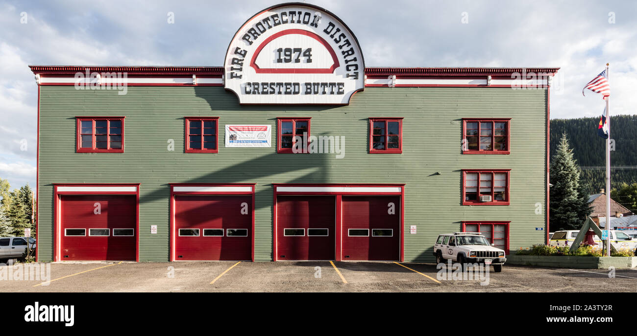 La protezione contro il fuoco dalla stazione di Crested Butte, una città densamente popolata durante la stagione sciistica situata in alto nelle Montagne Rocciose nella contea di Gunnison, Colorado Foto Stock