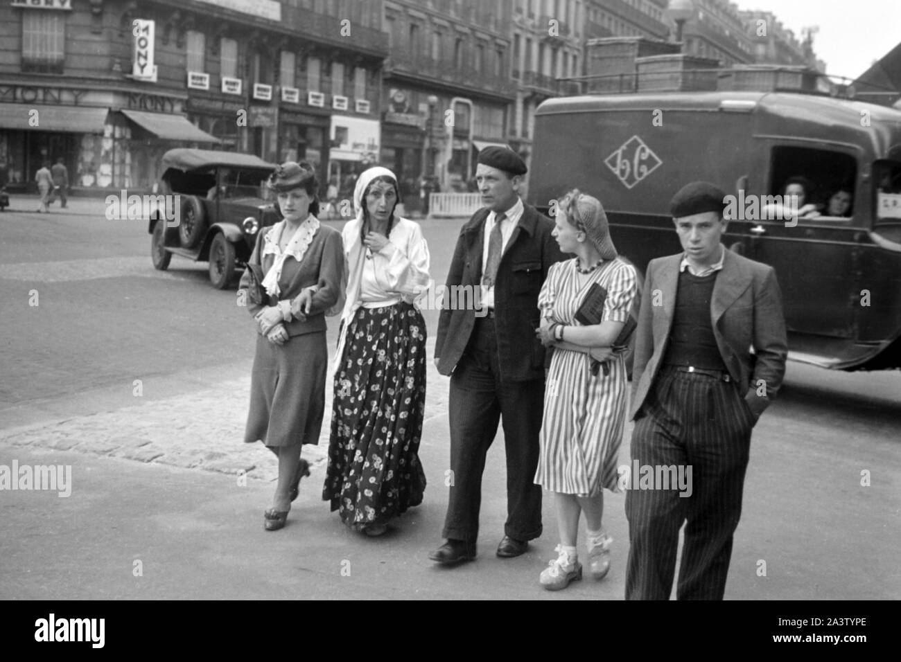 Fußgänger in der Innenstadt, Parigi, Frankreich, 1940er Jahre. Zona pedonale nel centro della città di Parigi, Francia, 1940s. Foto Stock