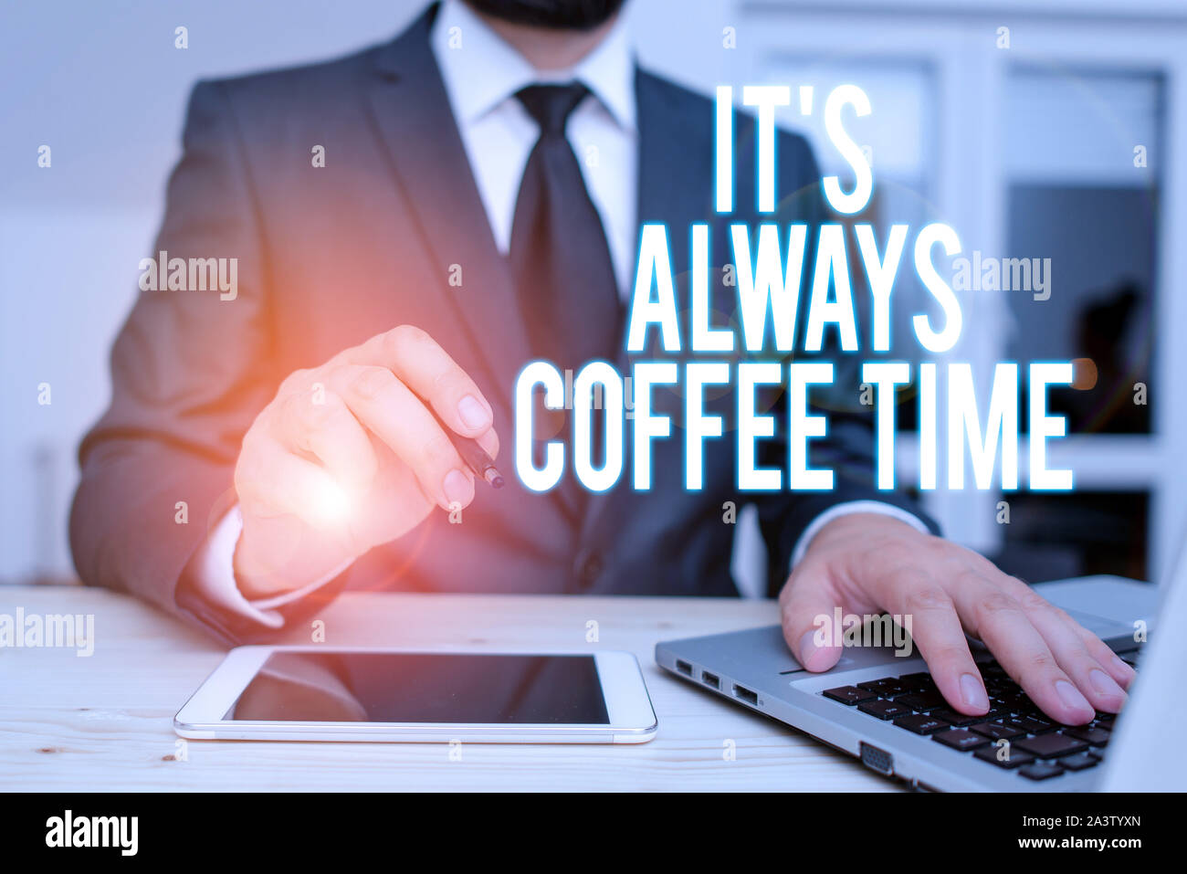 La grafia la scrittura di testo è sempre tempo di caffè. Foto concettuale preventivo per gli amanti della caffeina drink tutto il giorno Foto Stock