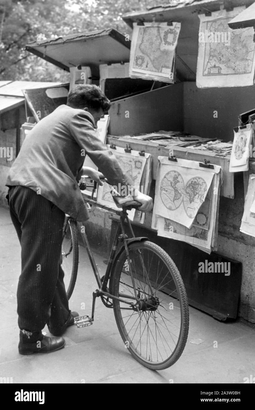 Mann auf Kunstmarkt, Parigi, Frankreich, 1940er Jahre. L'uomo sul mercato dell'arte, Parigi, Francia, 1940s. Foto Stock