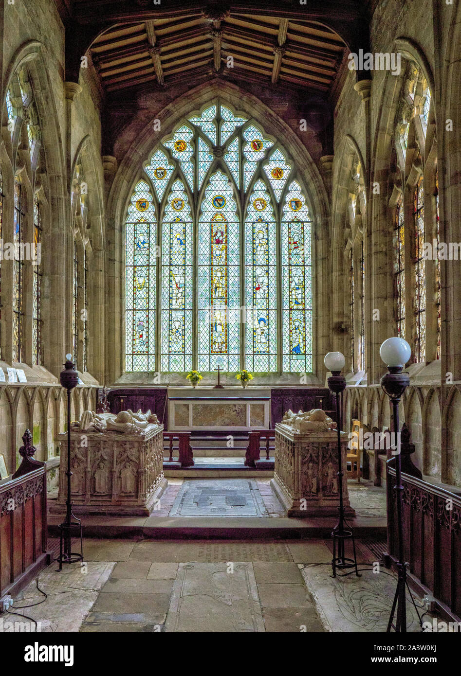 Interno del Coro di Santa Maria e San Barlock chiesa parrocchiale a Norbury nel Derbyshire Regno Unito con la sua effigie medievale tombe e grande oriente windows Foto Stock