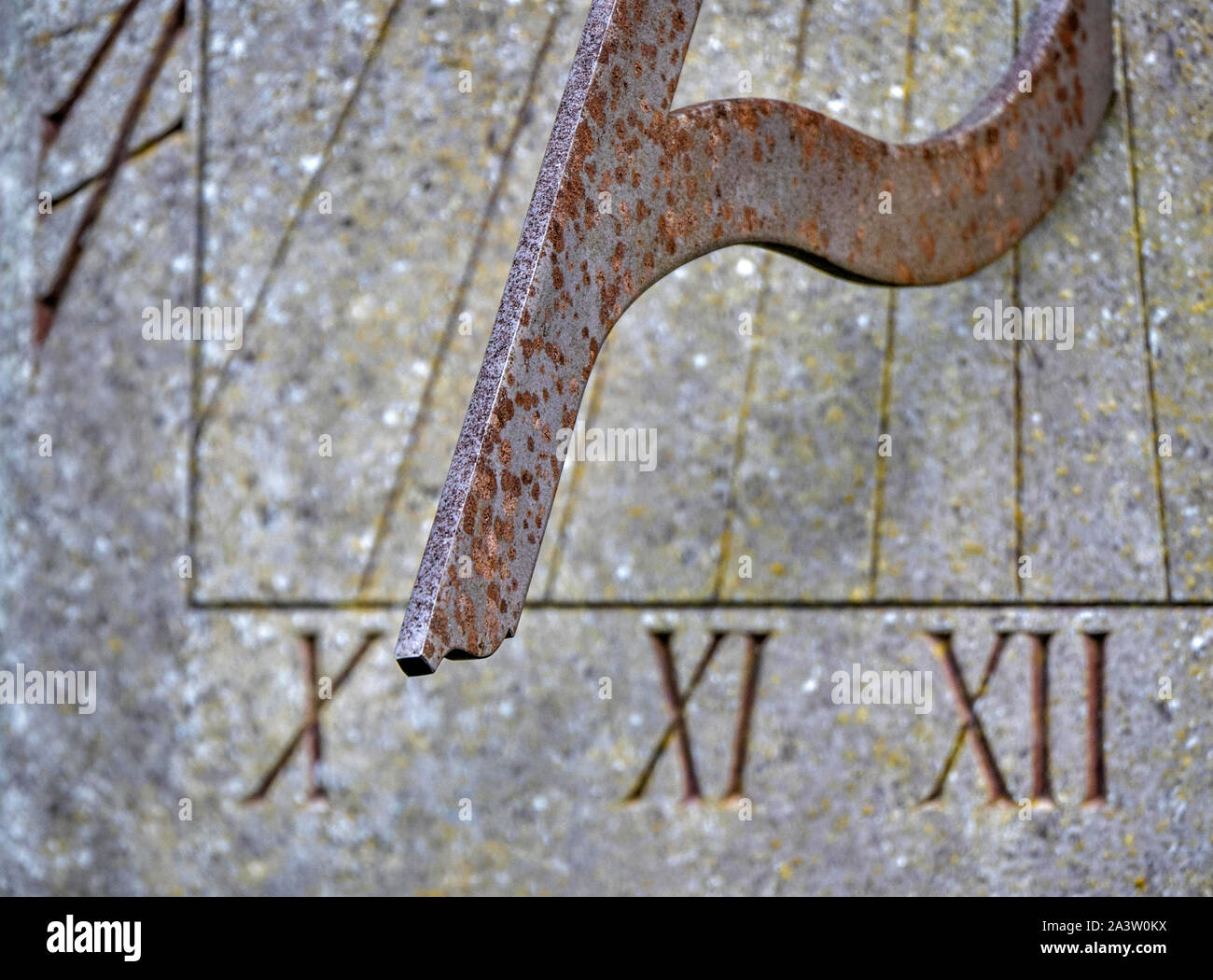 Gnomone di un montato a parete orologio solare con numeri romani segnando il tempo - REGNO UNITO Foto Stock