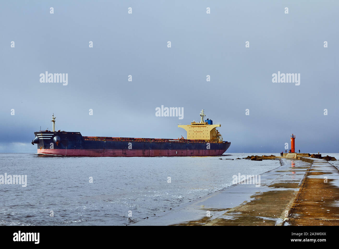 Il trasporto merci nave sulla giornata di vento che va dal porto di Riga,LETTONIA, industriale sullo sfondo di trasporto Foto Stock