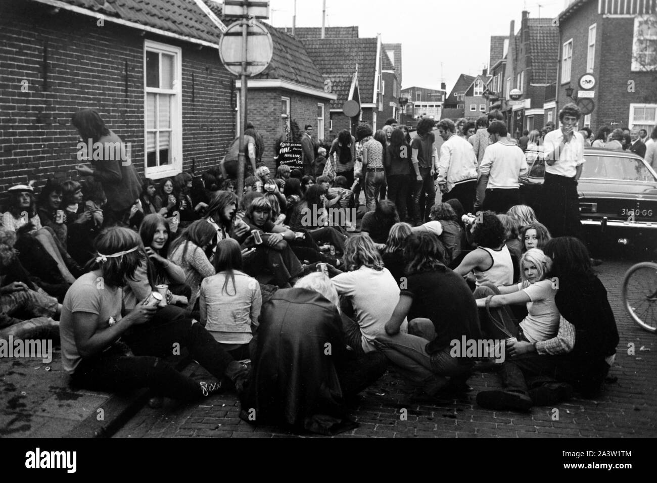 Gammler und Hippies machen ein Sit in in den strassen von Amsterdam Niederlande 1971. Deadbets e hippies facendo un sit in per le strade di Amsterdam, Paesi Bassi 1971. Foto Stock
