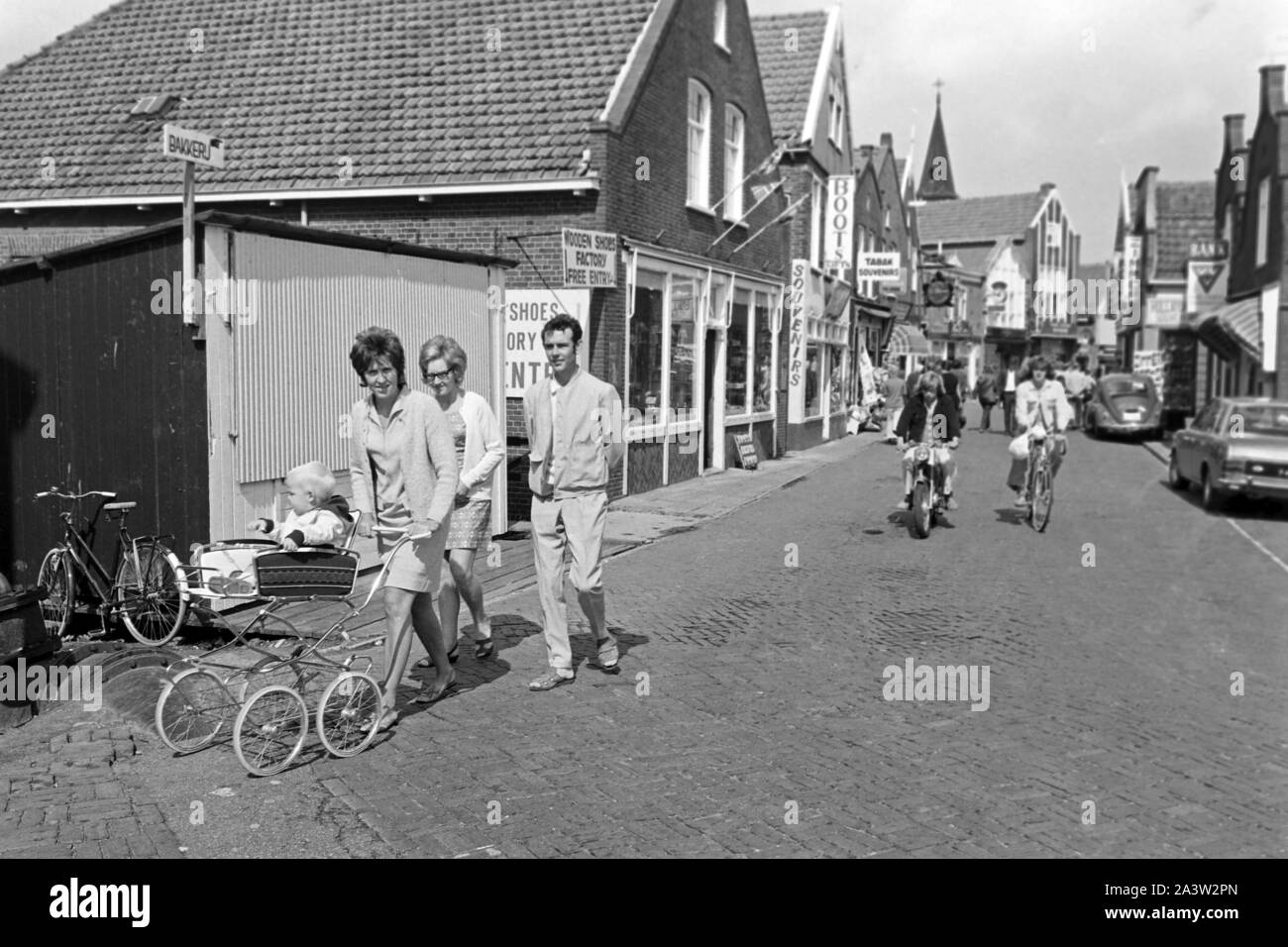 Touristen und Passanten in den strassen von Monnickendam, Niederlande 1971. I turisti e i passanti per le strade di Monnickendam, Paesi Bassi 1971. Foto Stock