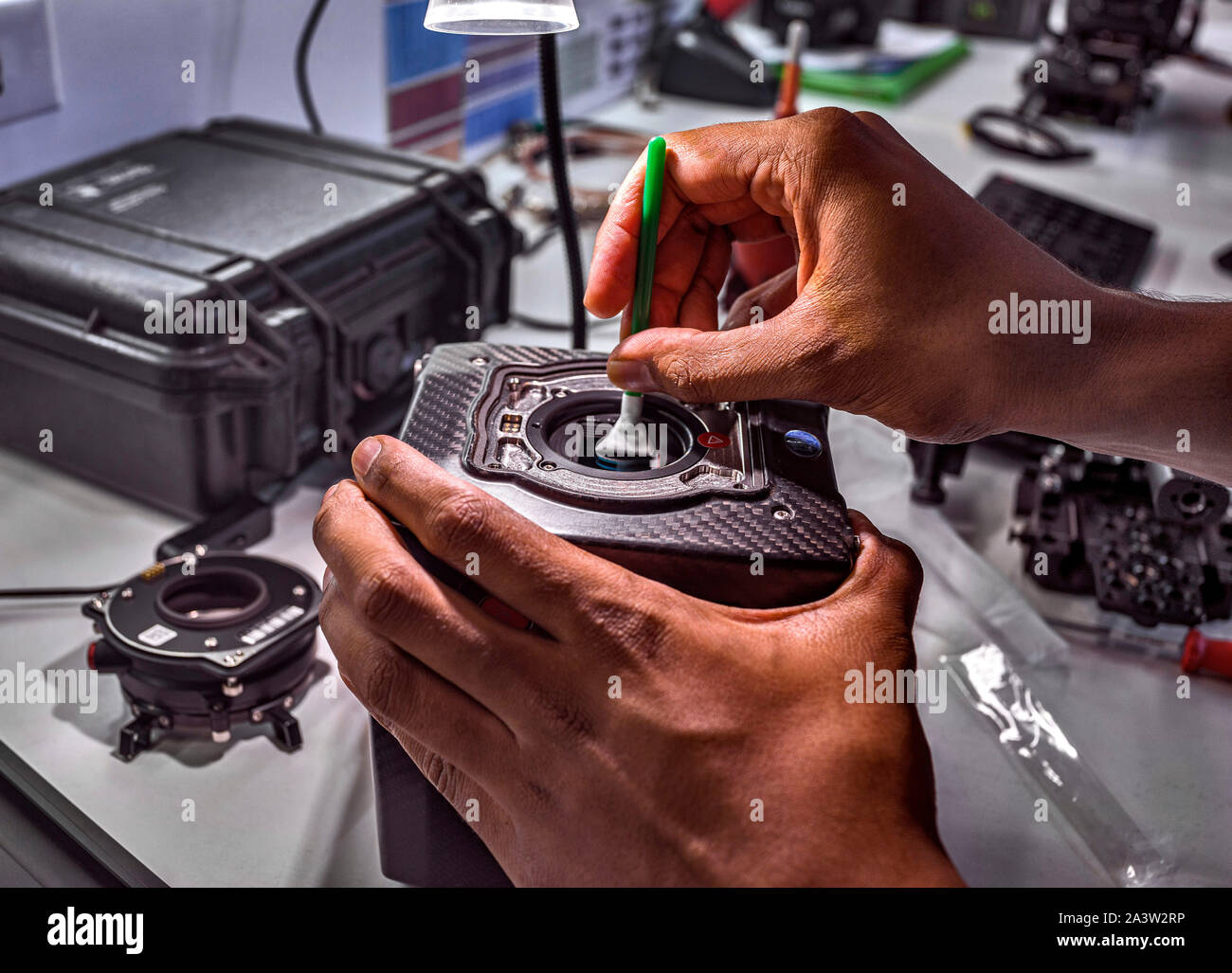 Un tecnico pulisce il sensore di una moderna telecamera cinematografica digitale. Il genere che si desidera utilizzare per sparare con un grande stile Hollywood film Foto Stock