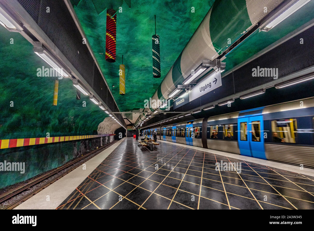 Huvudstra stazione della metropolitana sulla linea blu della metropolitana di Stoccolma (Tunnelbana) , situato in Huvudsta, Solna comune, centrale di Stoccolma, Svezia Foto Stock