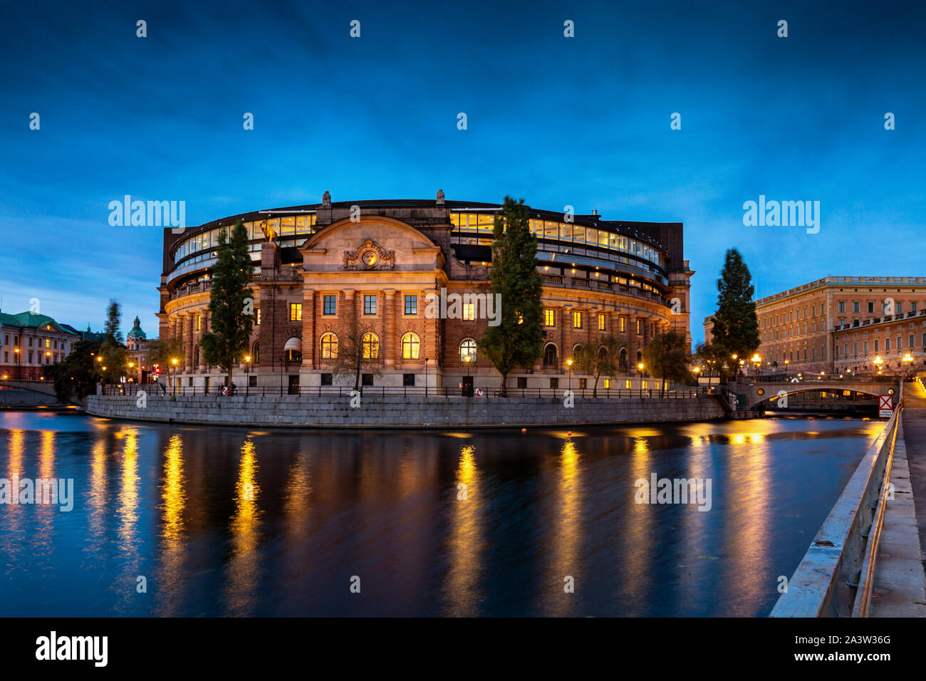 Vista serale del parlamento svedese edificio, Riksdagshuset, Helgeandsholmen dall isola, isola di Santo Spirito, centrale di Stoccolma, Svezia Foto Stock