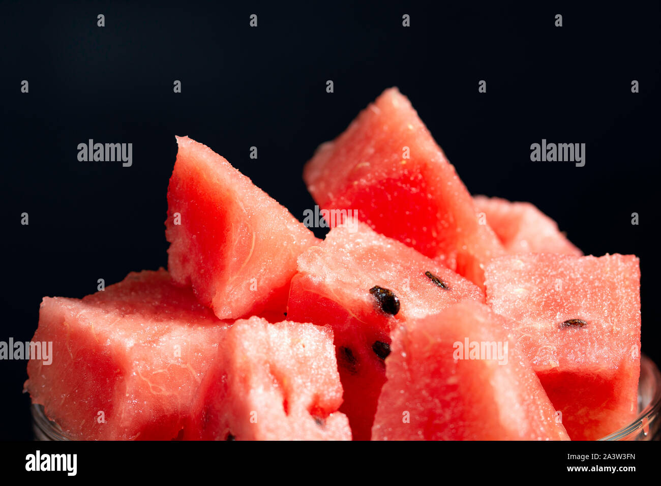 Pezzi di anguria sulla ciotola di vetro Foto Stock