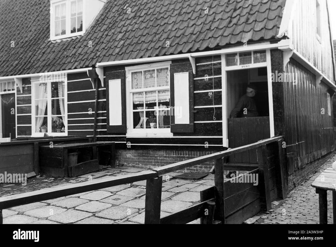 Vorgarten eines Hauses im Dorf auf der Insel Marken, Niederlande 1971. Giardino frontale di una casa del villaggio sull isola di Marken, Paesi Bassi 1971. Foto Stock