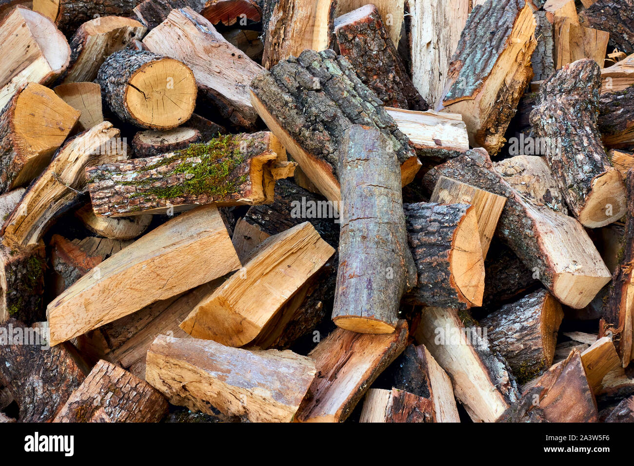 Legna da ardere - Cumulo di ciocchi di legna Foto Stock