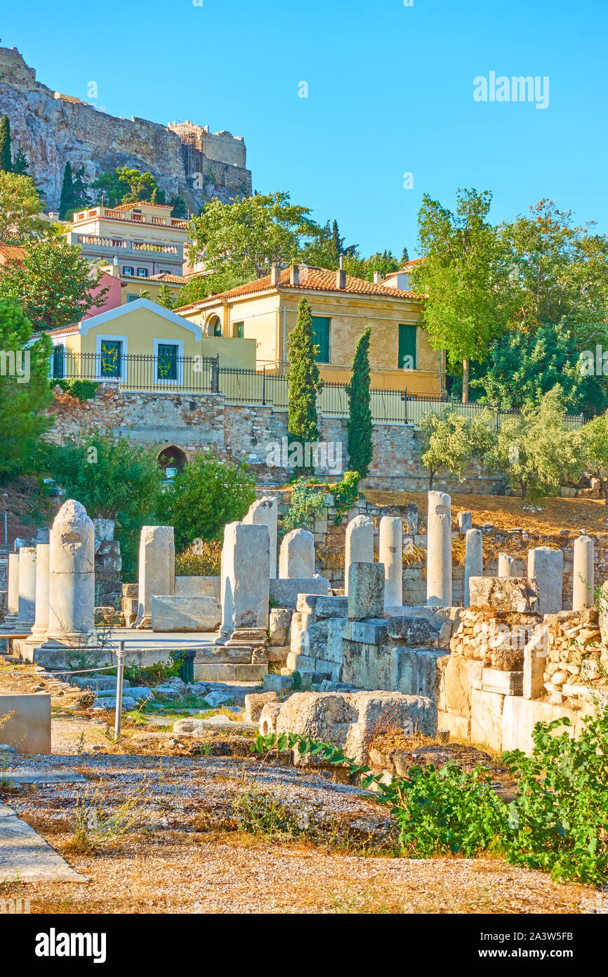 Rovine del Foro Romano e quartiere Plaka sul pendio della collina dell'Acropoli di Atene al mattino, Grecia Foto Stock