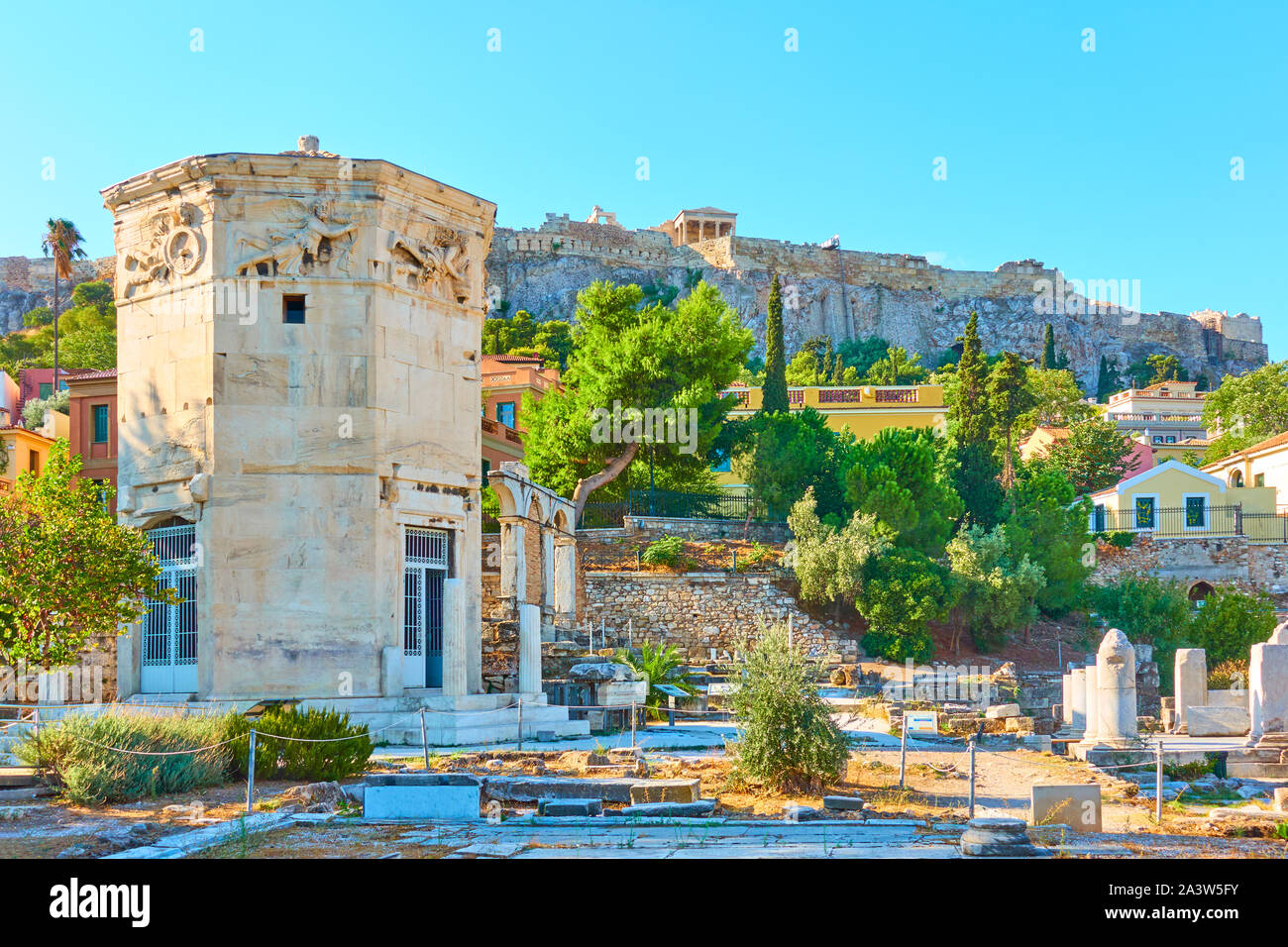 Rovine del Foro Romano e quartiere Plaka sul pendio della collina dell'Acropoli di Atene al mattino, Grecia Foto Stock