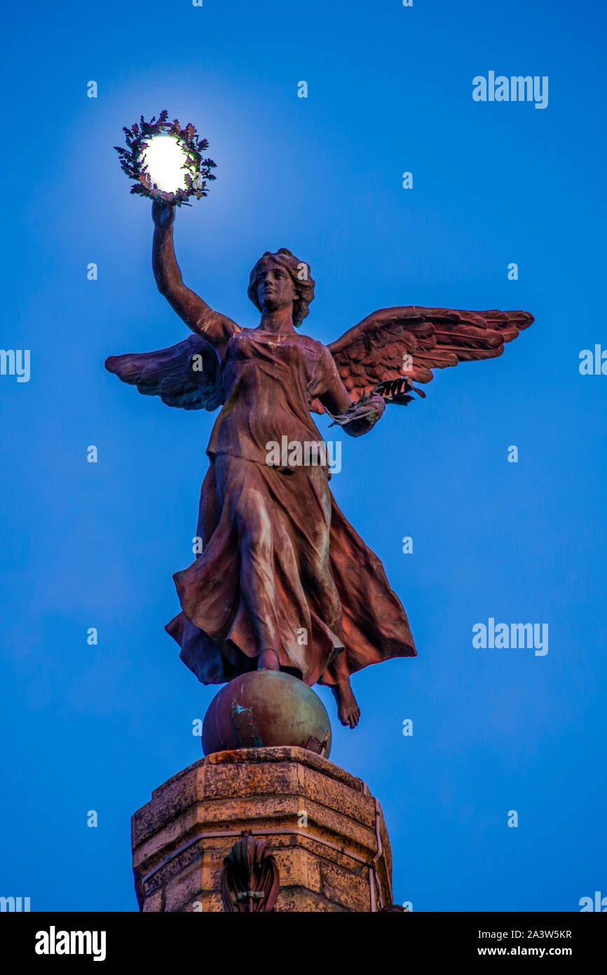 Cattura la luna - Aberystwyth Memoriale di guerra - La Luna catturati nella corona detenute dall'angelo sulla sommità di Aberystwyth Memoriale di guerra. Foto Stock