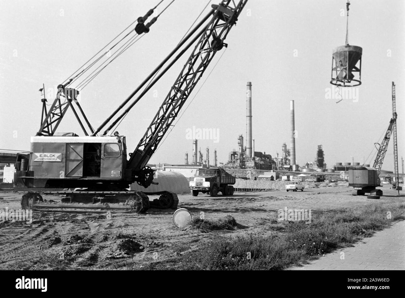 Dispositivo di insaccaggio helfen bei der Landgewinnung durch Aufschüttung von Erde in der Nähe von Rotterdam, Niederlande 1971. Draghe ad aiutare con la bonifica dei terreni mediante deposito di terra vicino a Rotterdam, Paesi Bassi 1971. Foto Stock