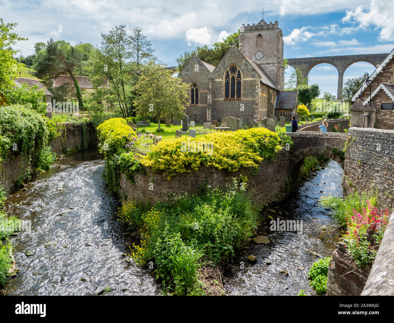 Il fiume masticare con san Tommaso Becket una chiesa e il viadotto a Pensford nel villaggio di a Pensford vicino a Bath in Somerset REGNO UNITO Foto Stock