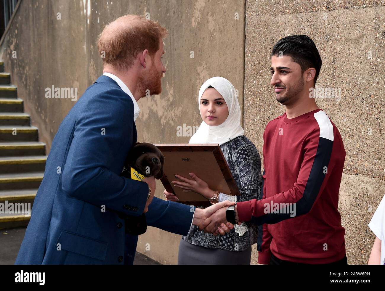 Il Duca di Sussex incontra gli alunni durante una visita a Nottingham Academy durante la sua visita a segnare giornata mondiale della salute mentale. Foto Stock