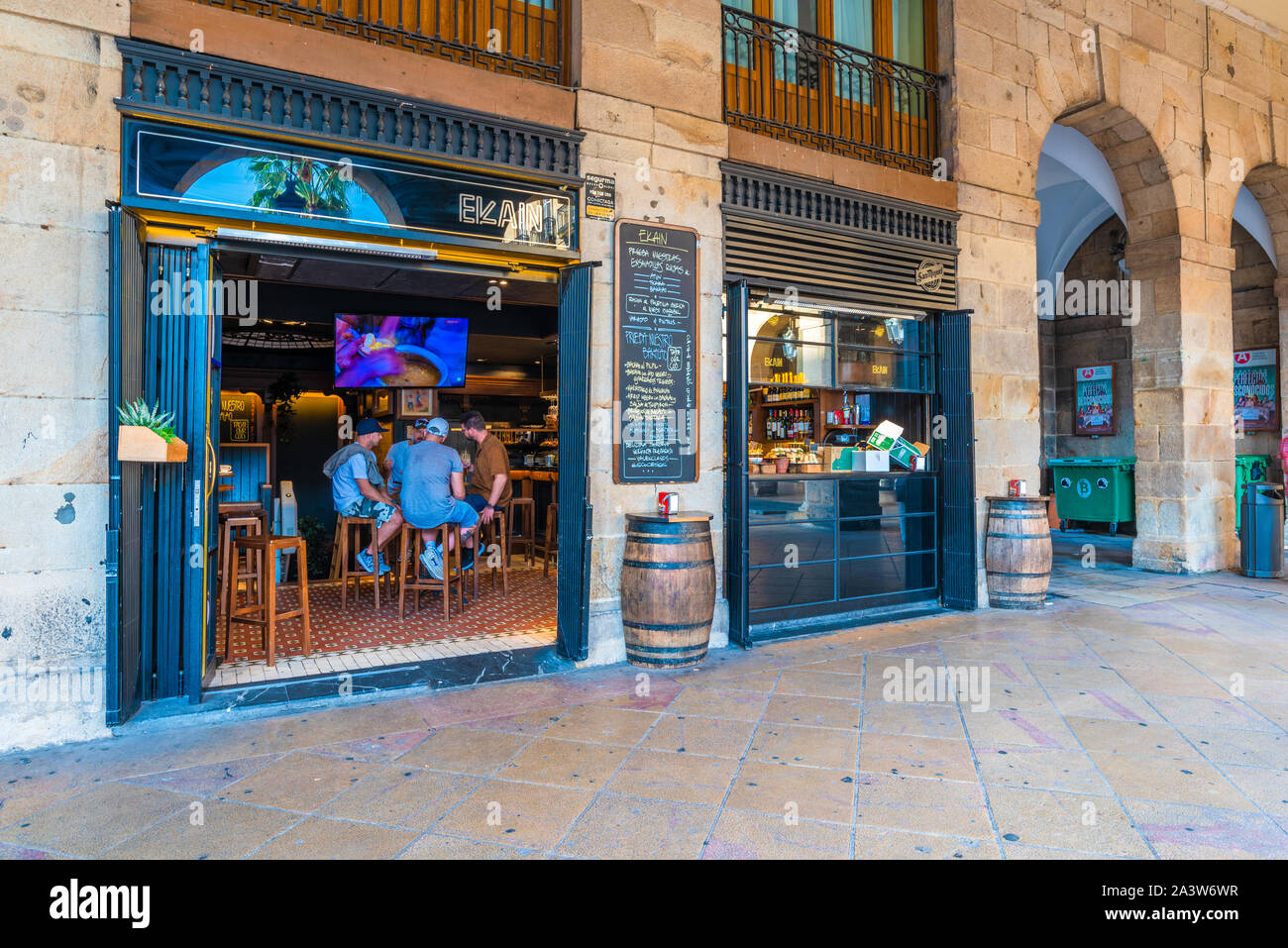 16/09-19, Bilbao, Spagna. L'esterno di Pintxos Bar Ekain su Plaza Nueva. Foto Stock