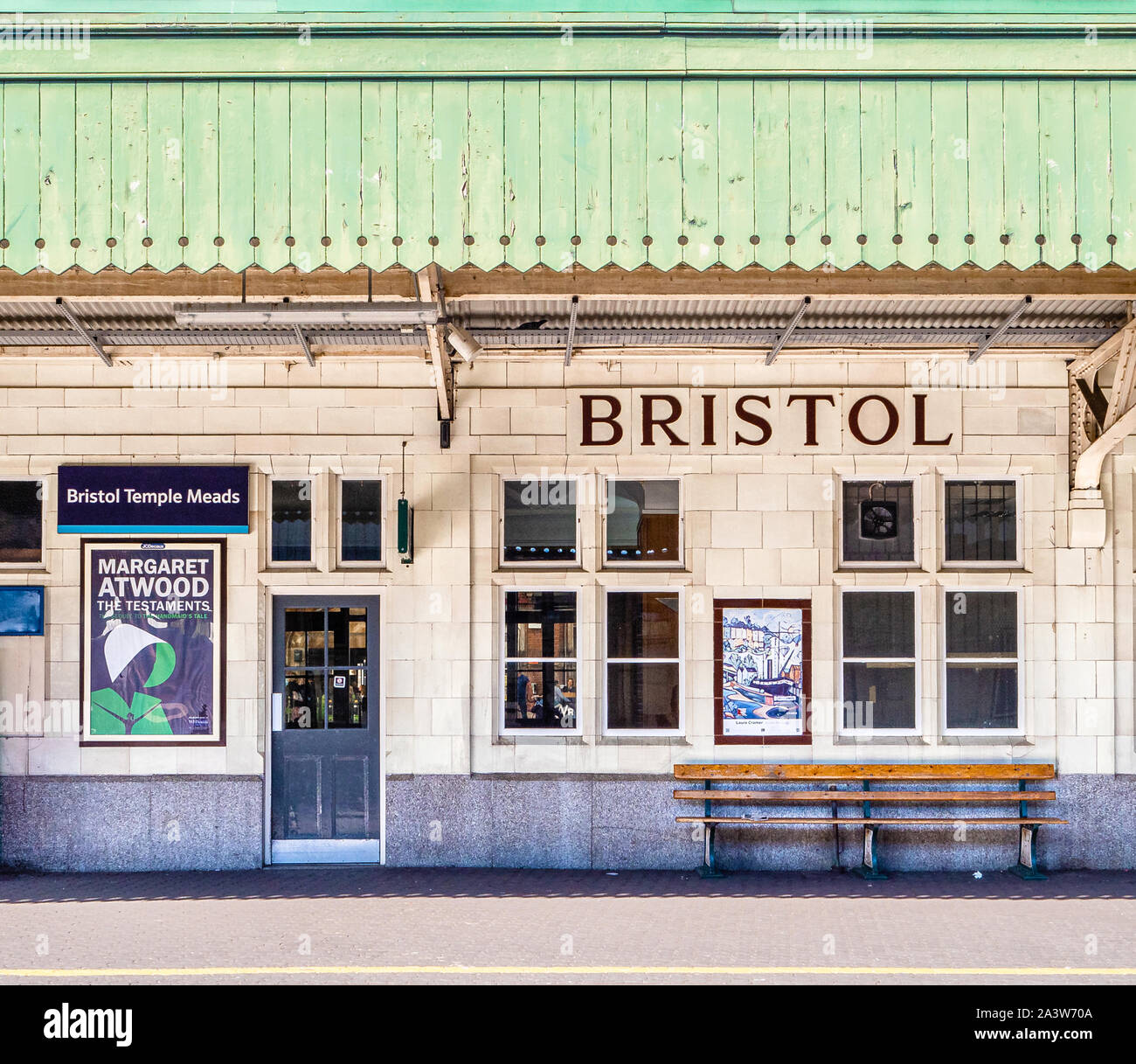Piattaforma mobile e poster presso la stazione ferroviaria di Bristol Temple Meads a Bristol REGNO UNITO Foto Stock