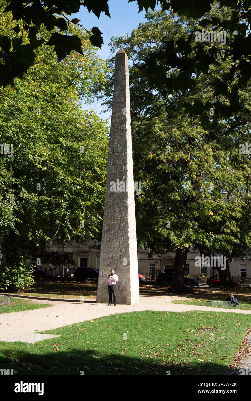 L'obelisco al centro di frondosi Queen Square in Bath Regno Unito Foto Stock