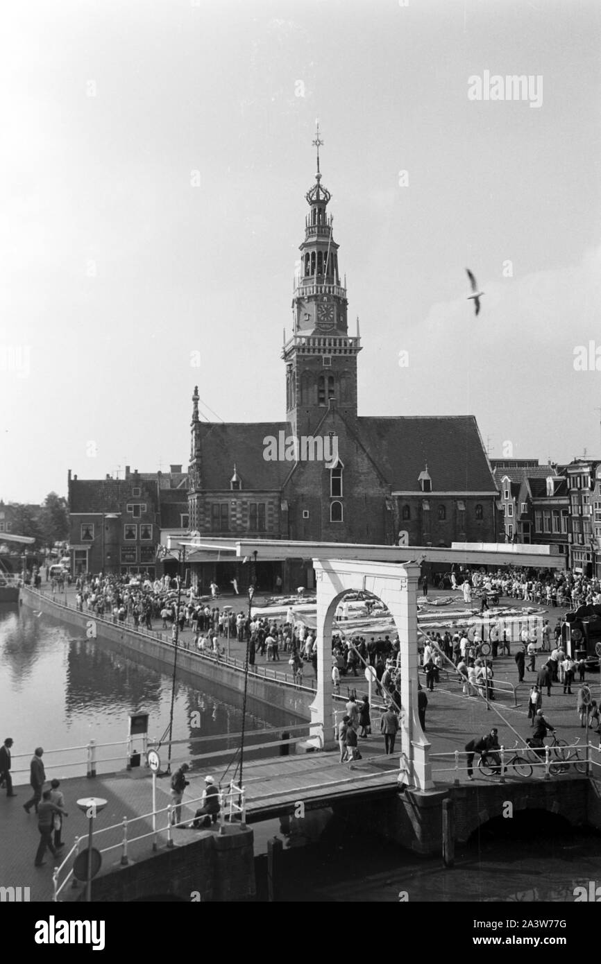 Menschen auf dem Käsemarkt vor der Stadtwaage De Waag a Alkmaar, Niederlande 1971. Le persone al mercato del formaggio di fronte alla città pesare edificio De Waag a Alkmaar, Paesi Bassi 1971. Foto Stock