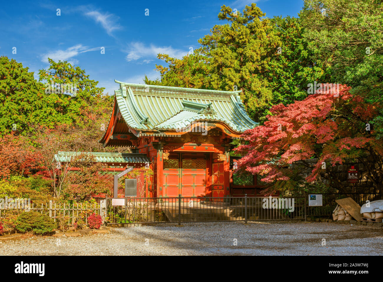 Vista autunnale del Mausoleo di Tokugawa Tsunayoshi, il cosiddetto 'Dog Shogun', nel quartiere di Ueno Foto Stock