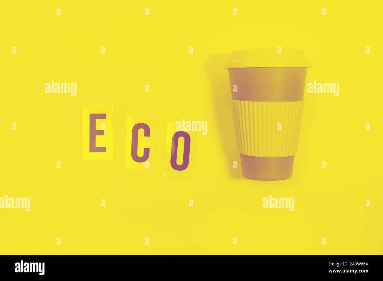 Rifiuti Zero concetto. Elegante eco riutilizzabili tazza da caffè di bamboo naturale cup Foto Stock