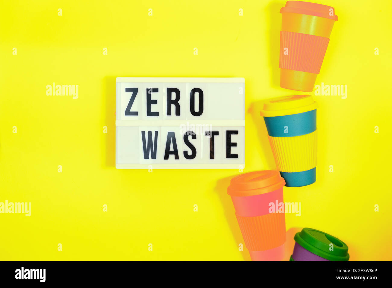 Rifiuti Zero concetto. Elegante eco riutilizzabili tazza da caffè di bamboo naturale cup Foto Stock