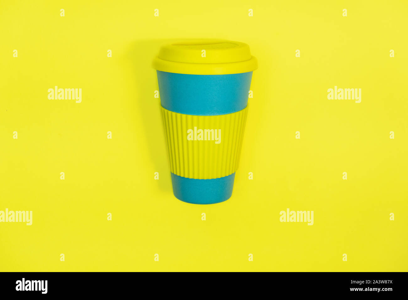 Rifiuti Zero concetto. Elegante eco riutilizzabili tazza da caffè di bamboo naturale cup Foto Stock